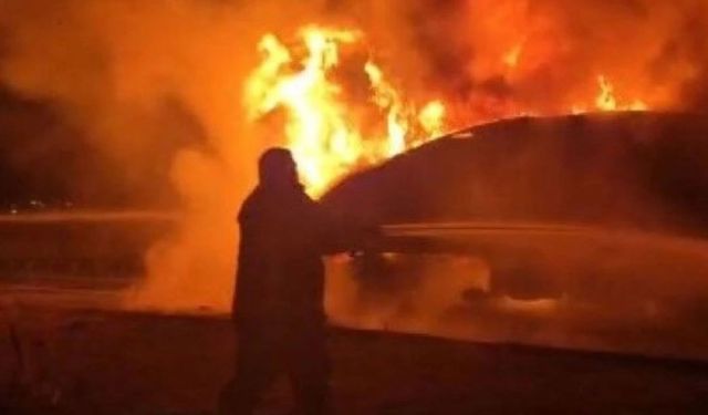 Kars’ta seyir halindeki tır alev topuna döndü!  Şoför son anda kurtuldu