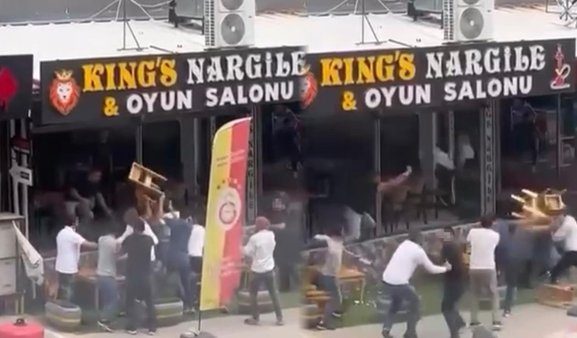 Oyun salonu bir anda savaş alanına döndü: Sandalyeler havada uçuştu!
