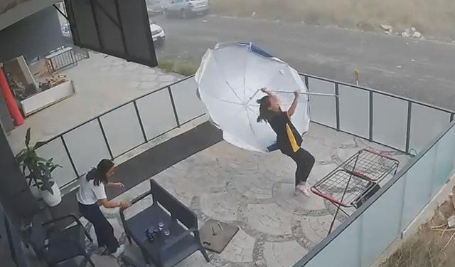 Rüzgarla imtihan: Güvenlik kamerası o anları anbean kaydetti!