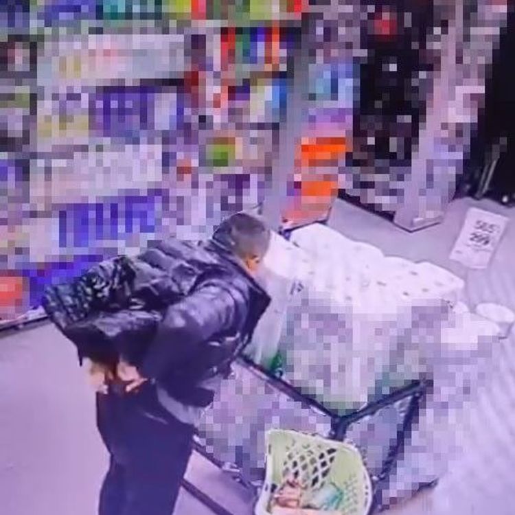 Market içinde akılalmaz hırsızlık: Kameralar her şeyi kaydetti