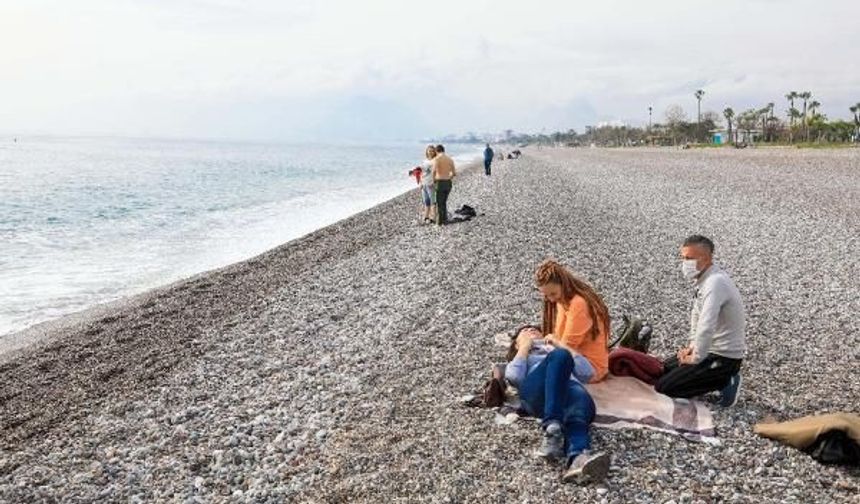 Kısıtlamadan muaf turistlerin deniz keyfi