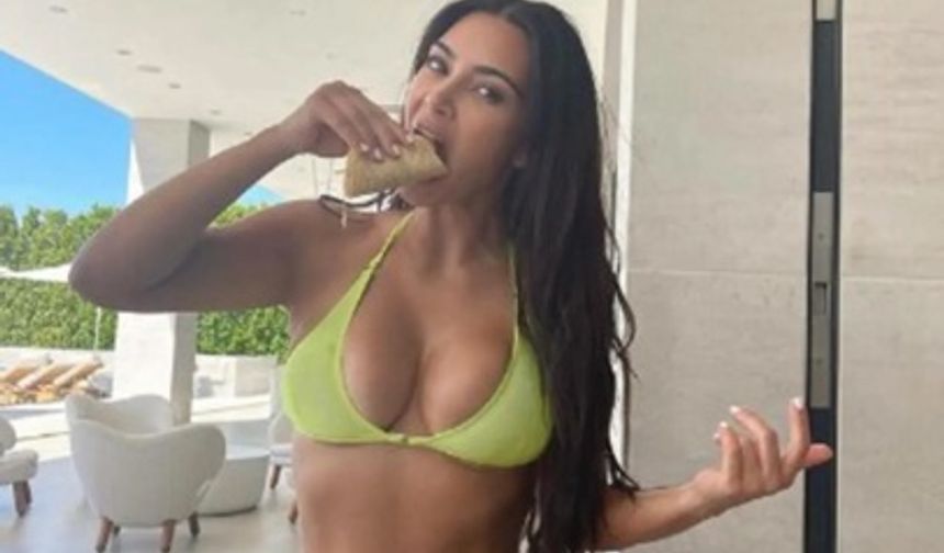 Giydiği birbirinden farklı tarzda kıyafetler ile sürekli gündeme gelen Kim Kardashian, bu sefer de ten rengi bikinisiyle olay oldu.