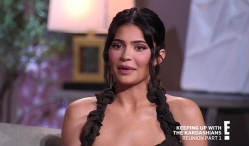Gösteri dünyasının en genç ve zengin üyelerinden biri olan Kylie Jenner, okul yıllarında, ince dudakları yüzünden kendisiyle alay edilince dolgu yaptırmak zorunda kaldığını anlattı.
