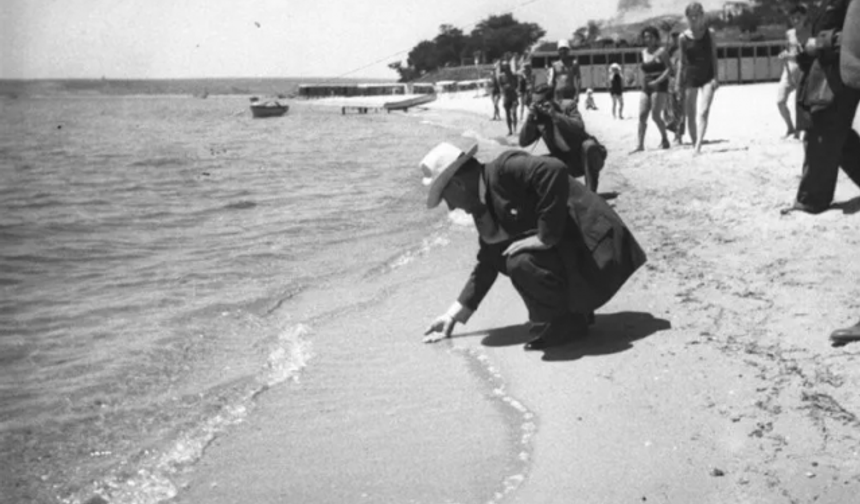 Türkiye Cumhuriyeti&#039;nin kurucusu Mustafa Kemal Atatürk&#039;ün nadir bilinen fotoğrafları Ankara Üniversitesi arşivinden çıktı. İşte Atatürk&#039;ün o fotoğrafları...
