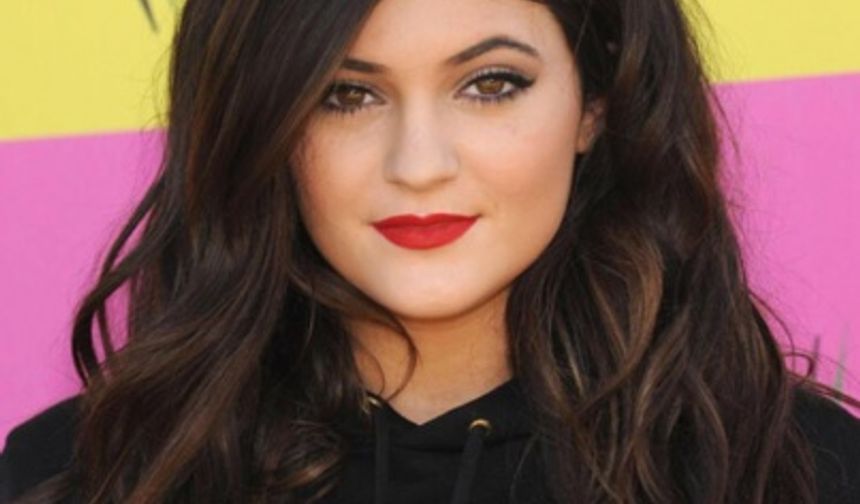 ESTETİK OPERASYONLAR HAKKINDA KONUŞTU
Dünyanın 30 yaş altı en zengin insanlarından biri olan Kylie Jenner, ailesiyle birlikte kamera karşısına geçtiği Keeping Up with the Kardashians adlı reality şov kapsamında yayınlanan The Final Curtain&#039;ın birinci bölümünce ilk gençliğiyle ilgili çarpıcı açıklamalar yaptı.