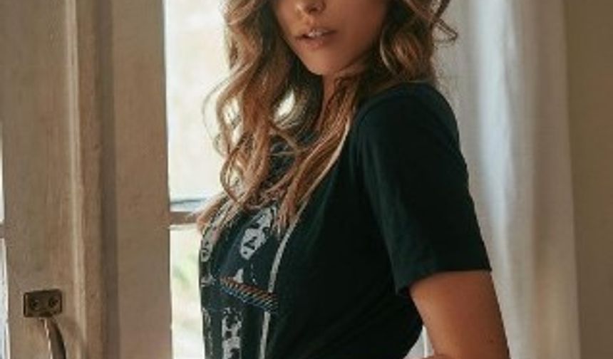 ABD&#039;de yaşayan Lauren Summer bu kez sınırları zorladı. Summer bir dergi için kamera karşısına geçti.