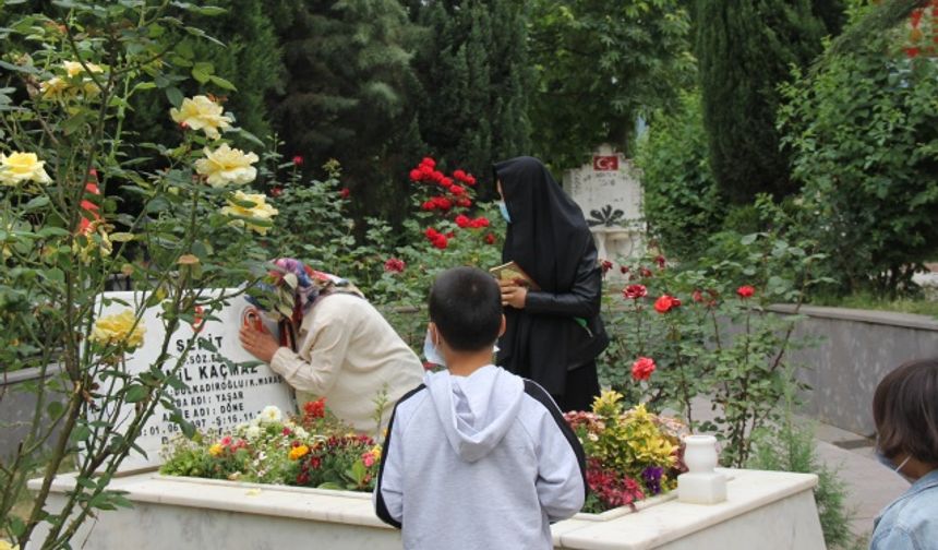 Kahramanmaraş'taki şehitlikte buruk bayram