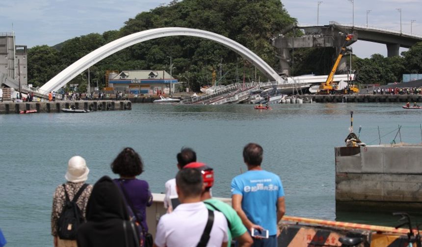 Tayvan’da 140 metre uzunluğundaki köprü çöktü: Çok sayıda yaralı var