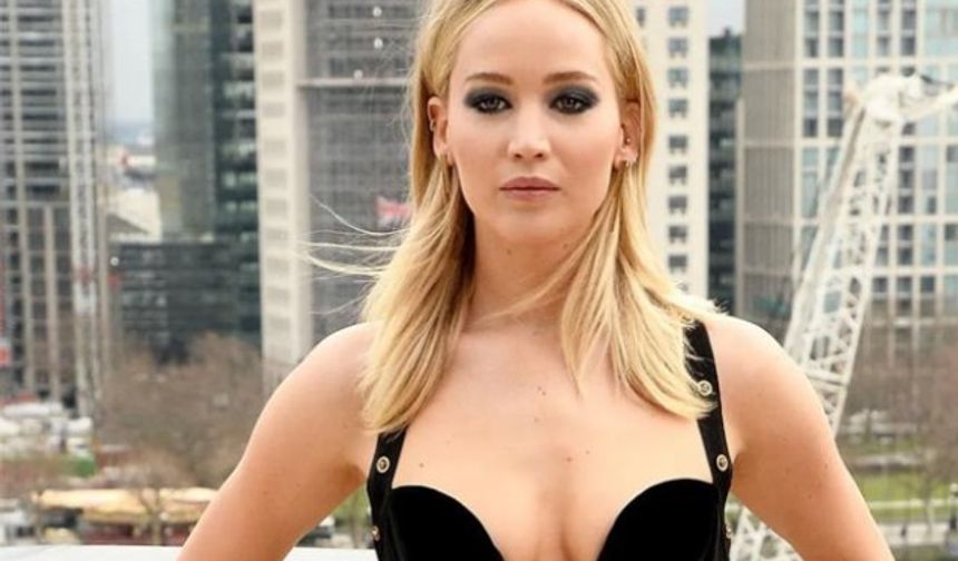 Jennifer Lawrence lavabolara küçük tuvaletini yapıyor. Bir röportajında, mekanlarda tuvalet sırası beklememek için lavabolara idrarını yaptığını söylemiş. Üstelik sonrasında elini dahi yıkamıyormuş!
