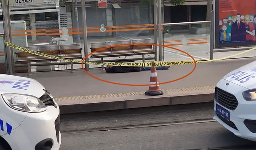 İstanbul'daki bir tramvay durağında korkunç manzara! Erkek cesedi bulundu
