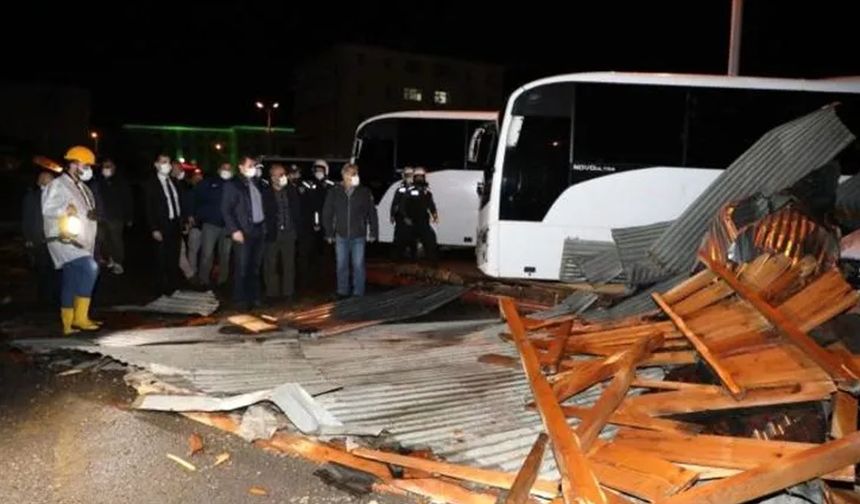 Sivas’ta 10 dakika süren fırtına, şehirde ciddi hasara yol açtı!
