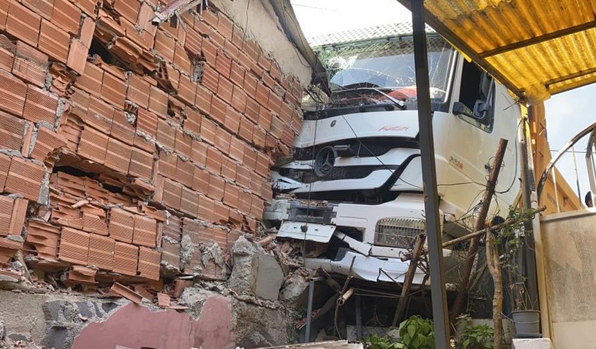 İstanbul’da freni boşalan hafriyat kamyonu, işyerine daldı!