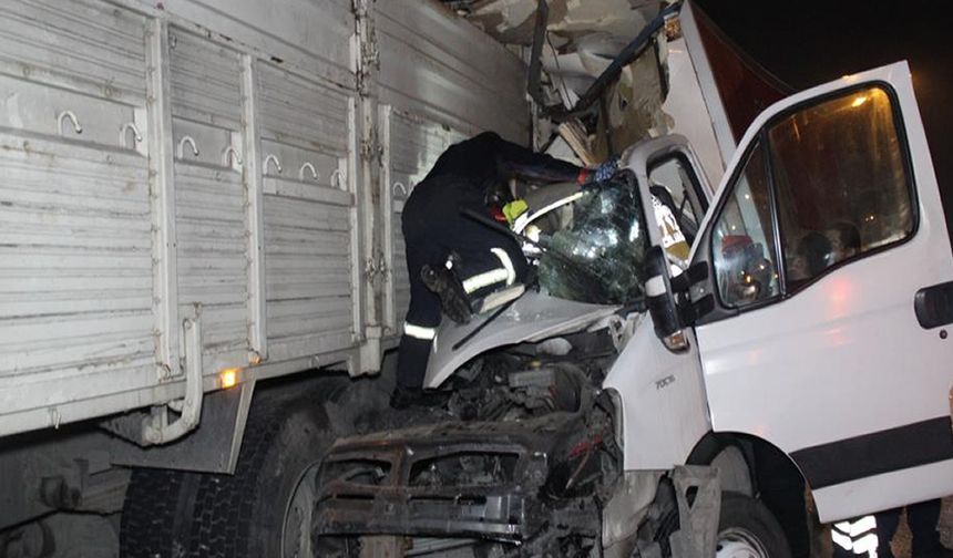 Kamyonet lastiği patlayan kamyona çarptı: 1 kişi hayatını kaybetti