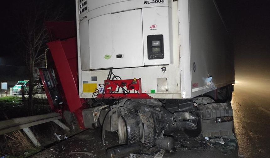 Çanakkale'de feci kaza! Akaryakıt istasyonundan yola çıkan otomobile tır çarptı