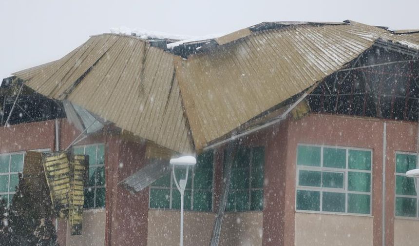 Kahramanmaraş'ta yoğun kar yağışına dayanamayan fuar alanının çatısı çöktü