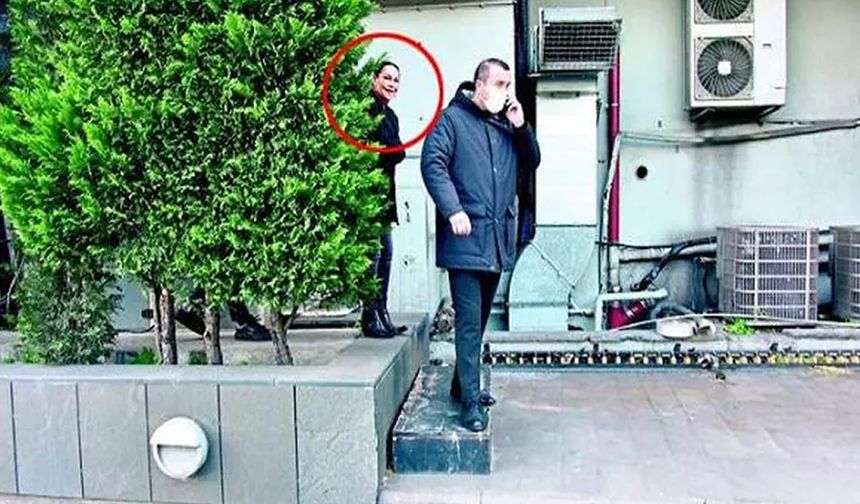 "Gerekirse simit yeriz" diyen Hülya Avşar, lüks restoranın arka kapısından çıkarken görüntülendi