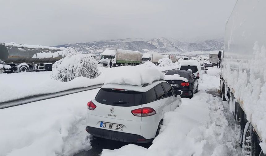 Kahramanmaraş'ta kar bastırdı, çok sayıda araç mahsur kaldı