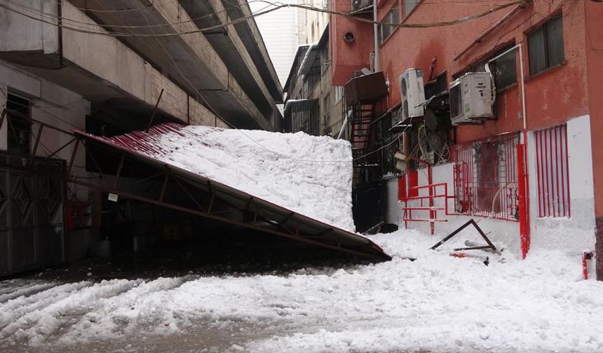Kahramanmaraş'ta karı kaldıramayan çatı çöktü