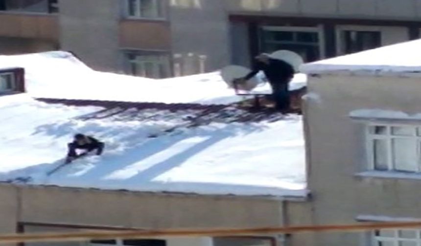İstanbul'da çocuğu ipe bağlayıp çatıdaki karı temizletti!