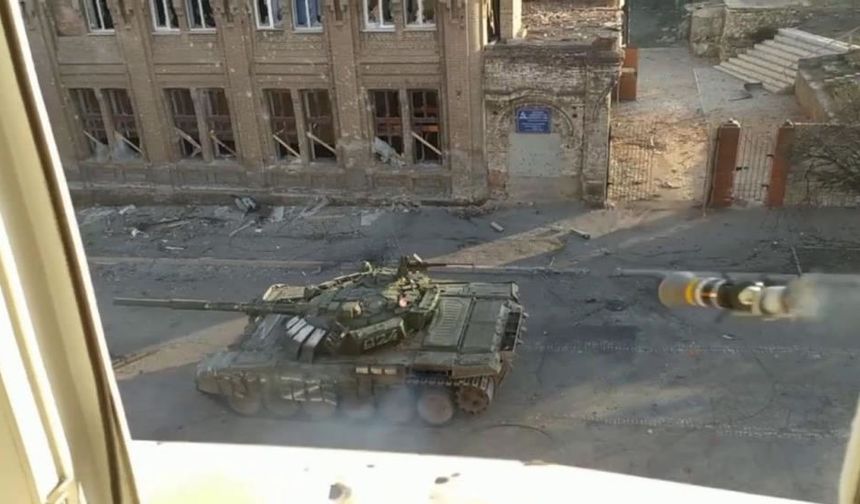 Mariupol'den yeni görüntü! Rus tankı el tipi tanksavar ile böyle vuruldu
