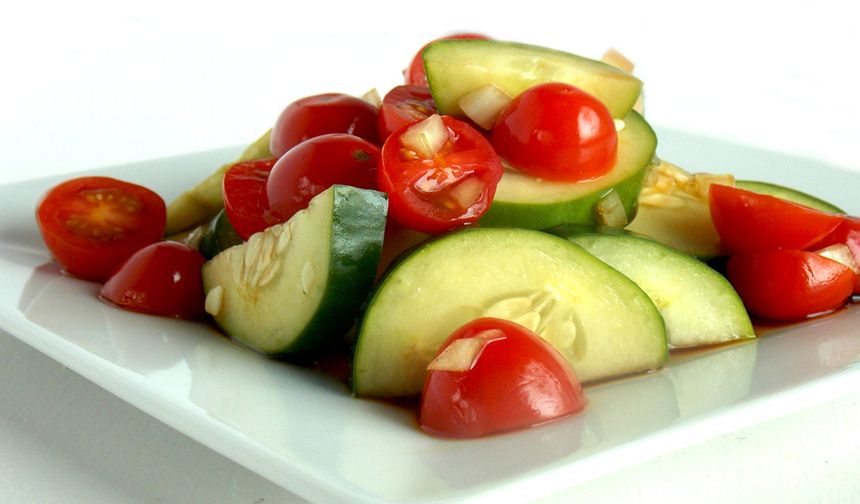 Sofraların baş tacı domates ile salatalığı sakın birlikte tüketmeyin!
