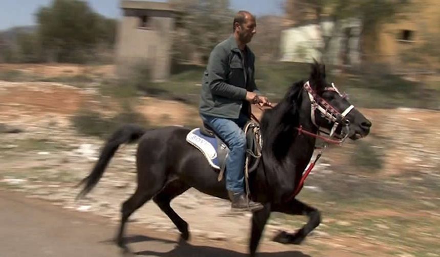 Zamlara daha fazla dayanamayan Kahramanmaraşlı jokey alışverişe atıyla çıkıyor