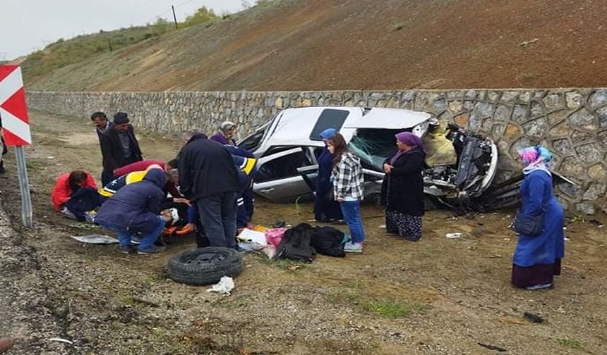 Kahramanmaraş'ta otomobilin istinat duvarına çarpması sonucu 3 kişi yaralandı!