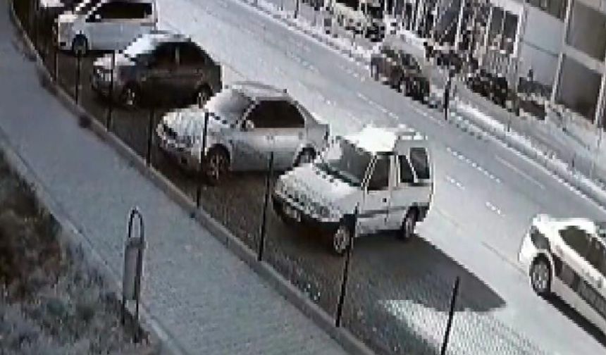 Kahramanmaraş'ta otomobilin çocuğa çarpma anı kamerada
