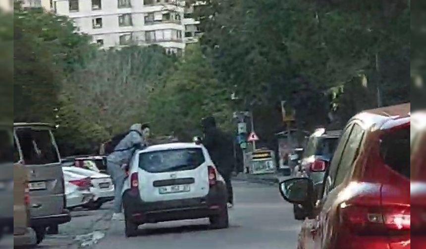 Kadıköy'de otomobilin çatısına asılan gençlerin tehlikeli yolculuğu