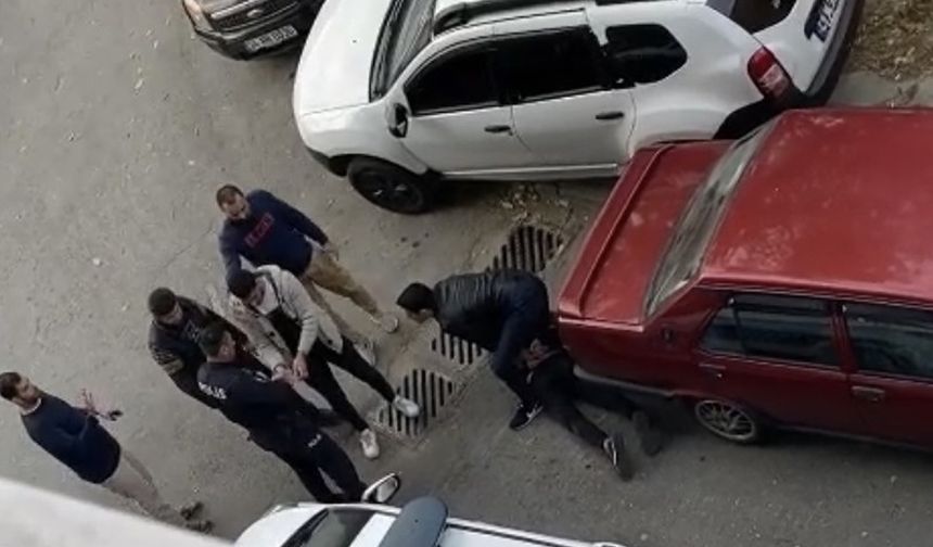 İstanbul'da bıçaklı gaspçıların yakalandığı anlar kamerada: Polise yemin ederek yalvardılar