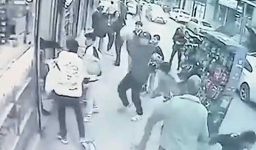 Kavgayı ayırmaya çalışan esnafa tüplü saldırı