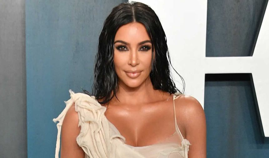 Kim Kardashian markasının Sevgililer Günü için tasarlanan iç çamaşırlarını giydi!