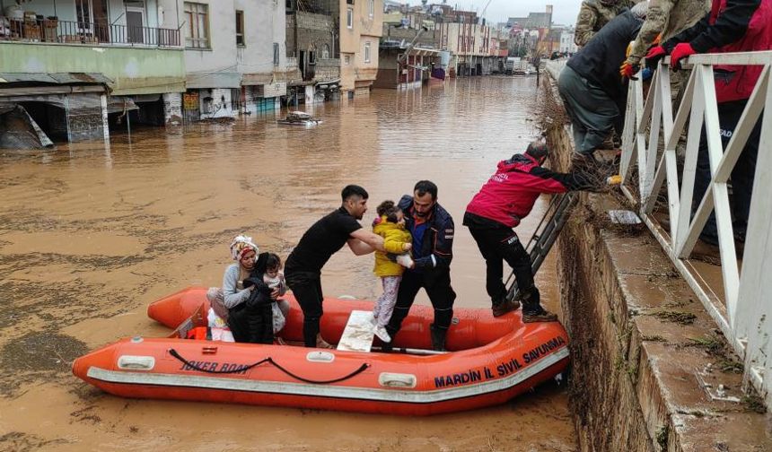 Şanlıurfa'da evlerinde mahsur kalanlar botlarla kurtarıldı