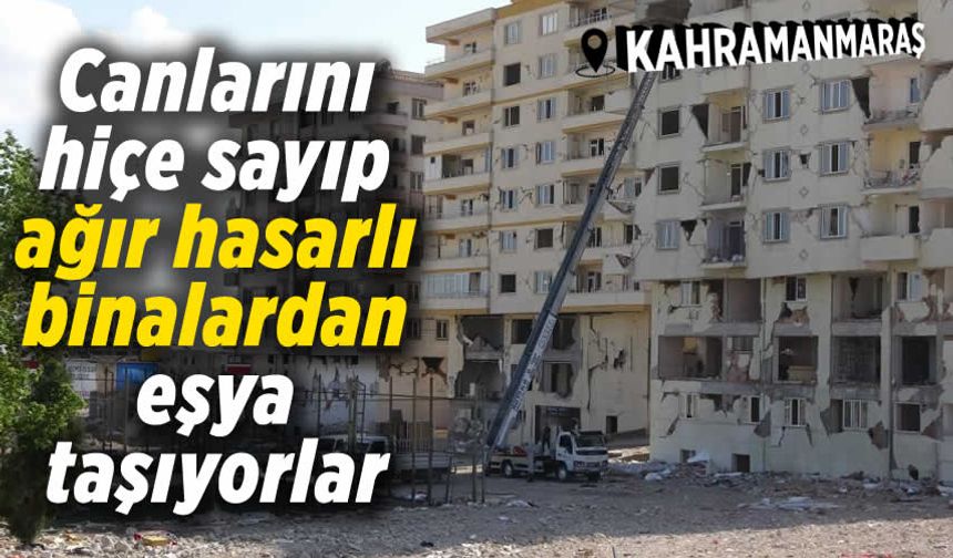 Canlarını hiçe sayıp ağır hasarlı binalardan eşya taşıyorlar