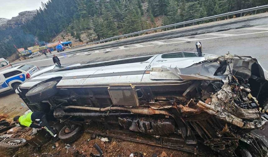 Antalya’da yolcu minibüsü devrildi: 9 yaralı