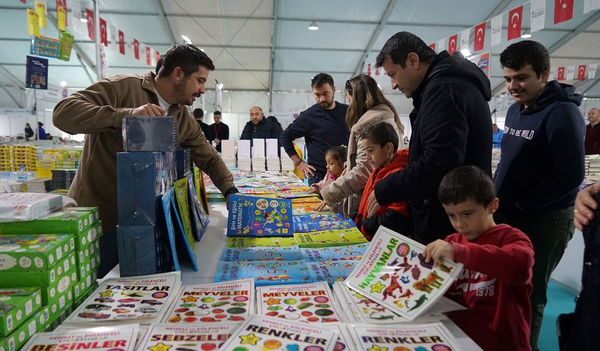 9. Uluslararası Kahramanmaraş Kitap Fuarı, ikinci gününde de büyük ilgi görüyor