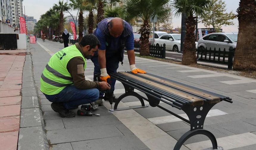 Büyükşehir Belediyesi Binevler’de şehir mobilyaları kuruyor