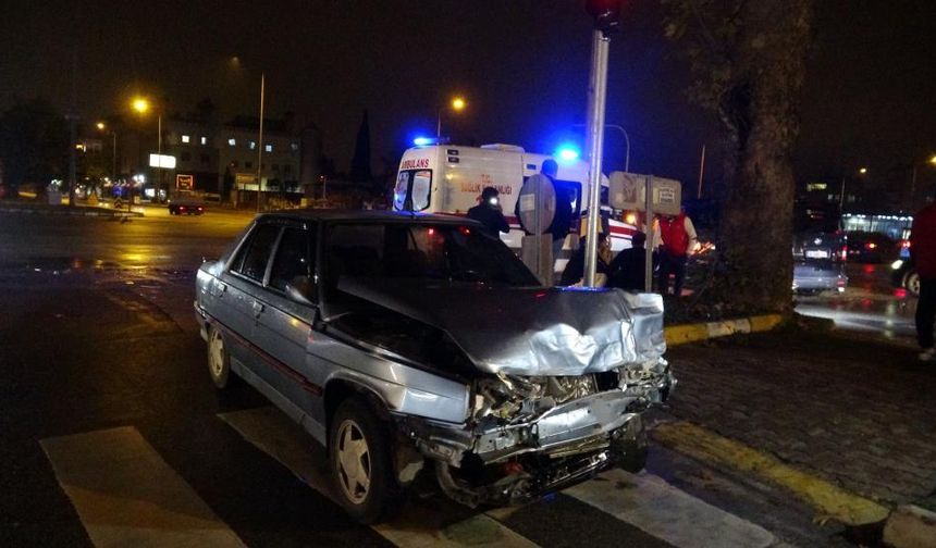 Kavşaktaki kazada hurdaya dönen araçlardan burunları bile kanamadan çıktıla