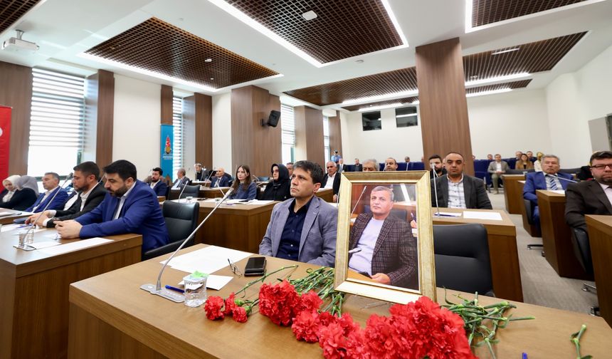 Onikişubat Belediye Meclisi, vefat eden Menderes Akıllı’yı unutmadı
