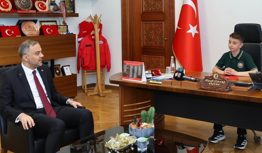 Başkan Hanifi Toptaş koltuğunu minik Halil Sami’ye devretti