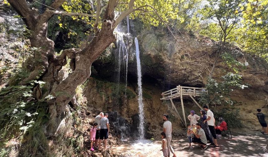 Kahramanmaraş'ta sıcaklardan kaçanlar Savruk Şelalesi'ne koştu