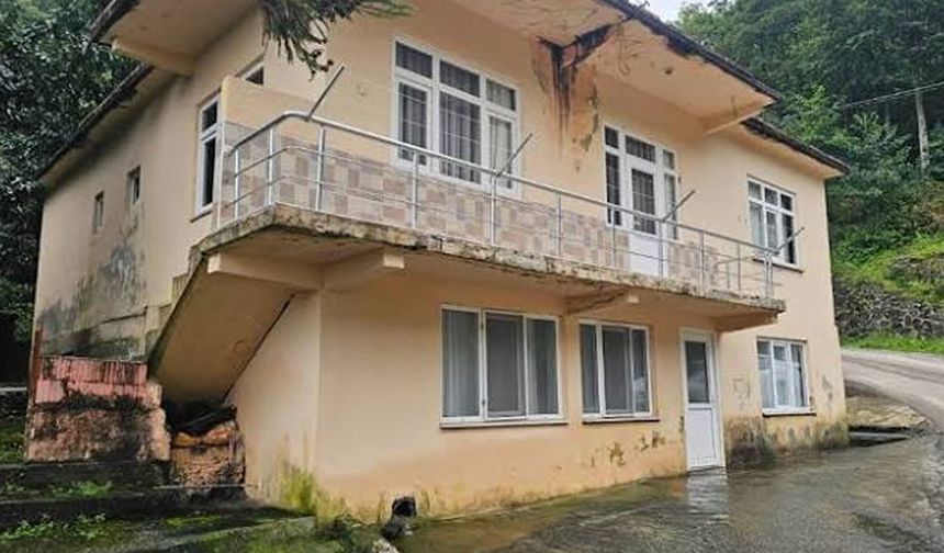 Artvin’de şaşırtan olay: Evin altından 8 aydır su çıkıyor