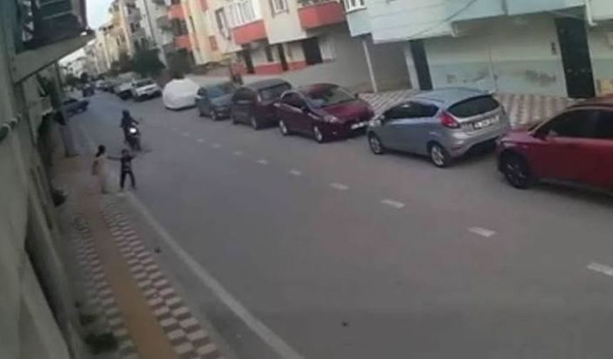 Karacabey’de çocuğa motosiklet çarptı: Kaza kamerada