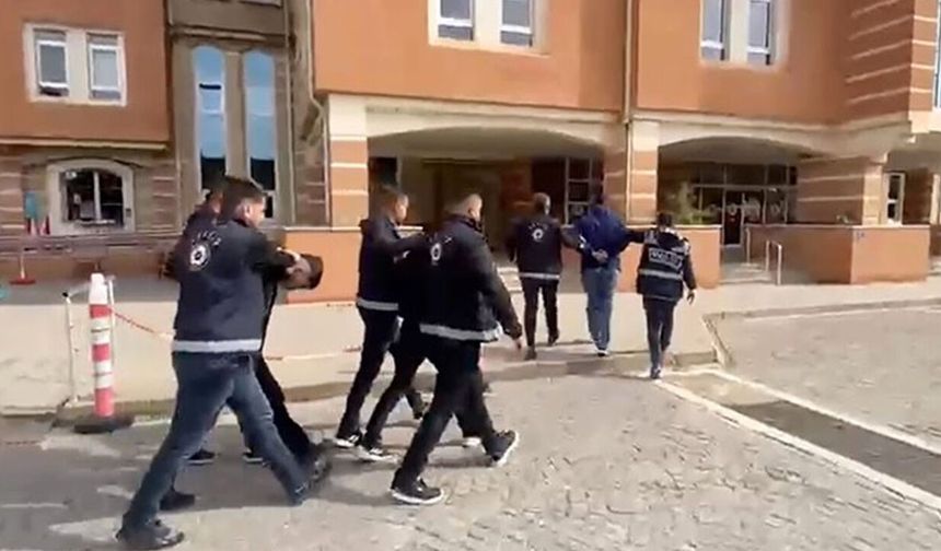 Sıradışı kamufle işe yaramadı: Etek giydiler, yine de yakalandılar!
