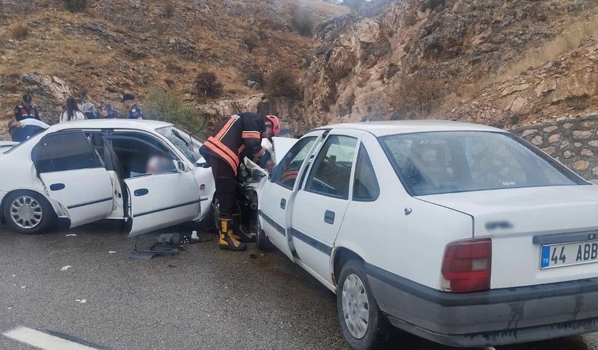 Malatya’da iki otomobil kafa kafaya çarpıştı: 6 yaralı