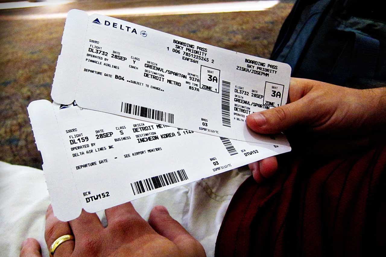 Авиабилет самолет поезд. Билеты на самолет. Красивый билет на самолет. Билет на самолет картинка. Два билета на самолет.
