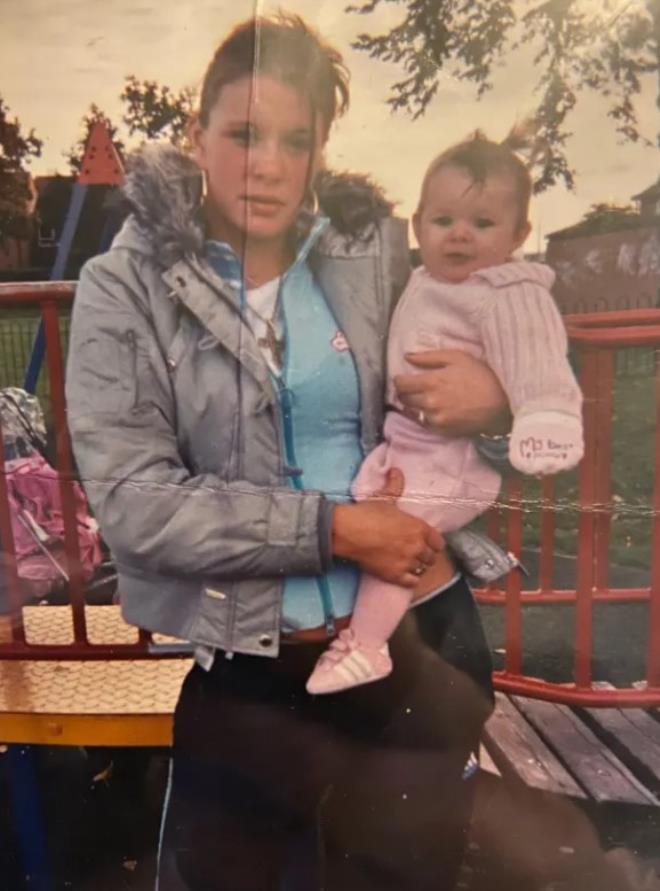 İngiltere'de yaşayan 30 yaşındaki 5 çocuk annesi Kelly Healey'in 14 yaşındaki kızı bebek dünyaya getirince Birleşik Krallık'ın en genç ninesi oldu. Kelly, bu durumun kendisini rahatsız ettiğini söyledi.