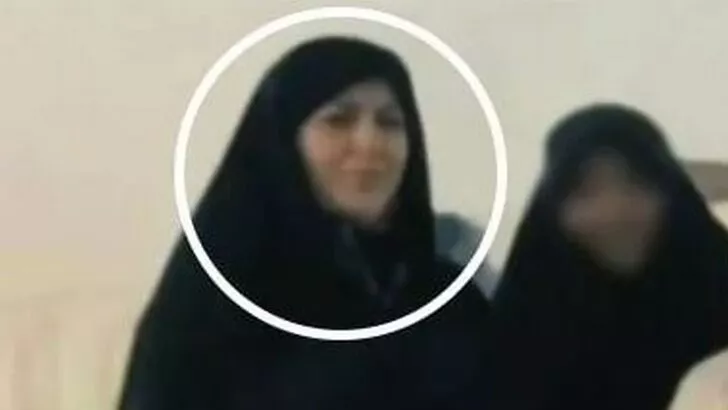 İran’da yaşayan Zahra Esmaili isimli bir kadın, iki çocuğunun ve kendisinin kocasının zulmüne maruz kaldığını itiraf etti. Kocasının çocuklarını taciz ettiğini iddia eden anne, 16 Temmuz 2017 tarihinde eşini vurarak öldürdü. O sırada odalarında uyudukları iddia edilen çocukları, suç ortağı olarak tutuklandı, kızı beş yıl hapis cezasına çarptırıldı ve oğlu aklanıp serbest bırakıldı. Esmaili ise kocasını öldürme suçundan idam cezasına mahkum edildi.