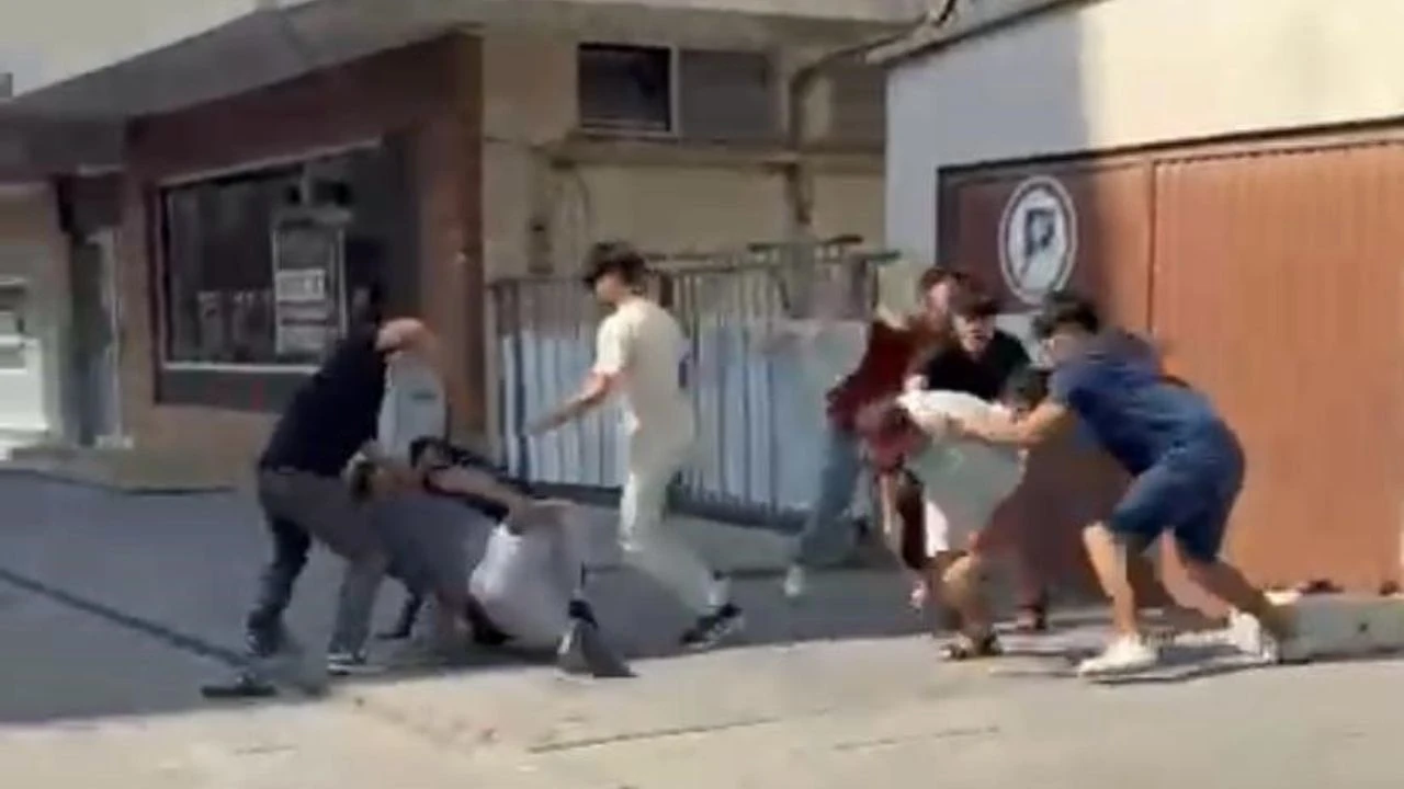 Kavga Ettikleri Sahsi Tasla Bayilttilar Sokak Ortasindaki Kavga Kamerada (1)