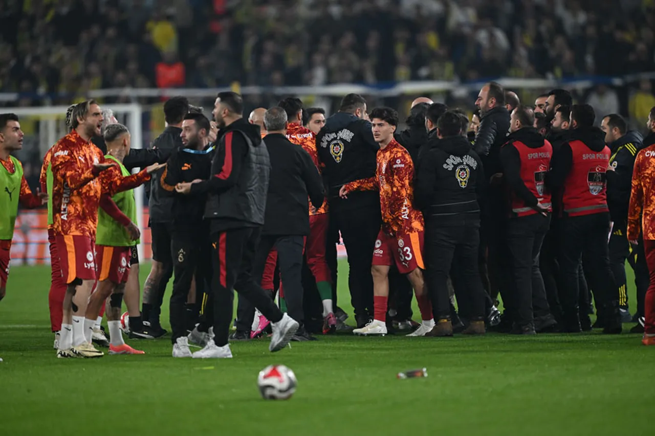 Canli Fenerbahce Ile Galatasaray Dev Derbide Karsilasiyor 1751948 202512012035 20251201203542 3